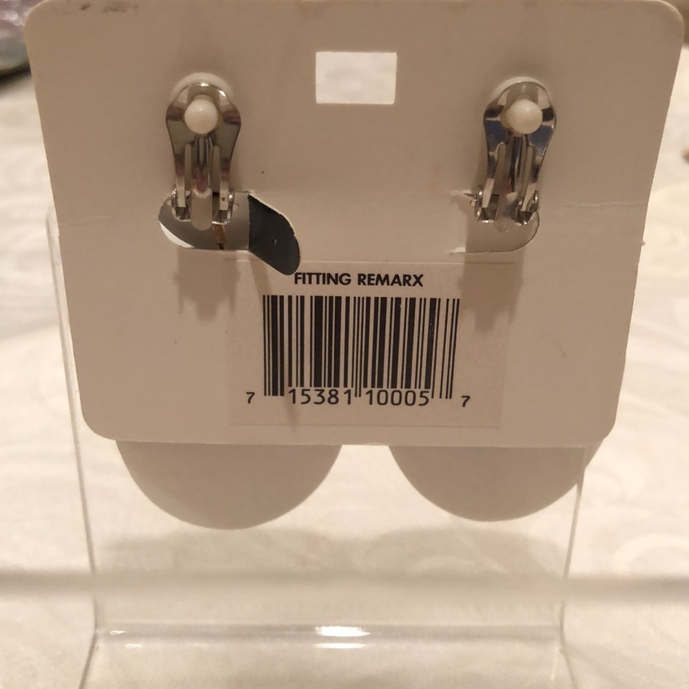 NWOT kitschy Mod 1960’s print clip earrings - Picture 10 of 12
